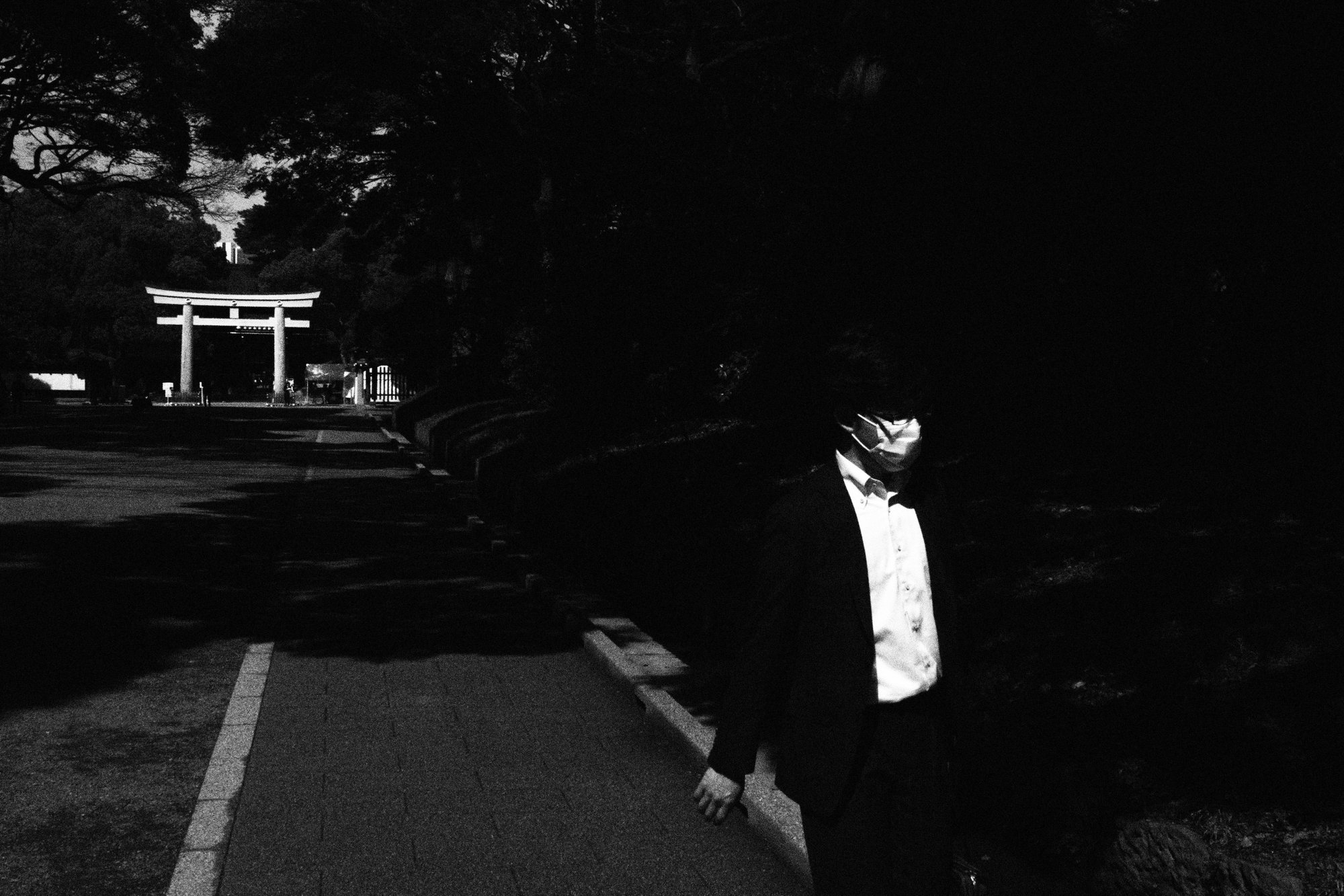 covid 19 tokyo bat on trong hai mau den trang