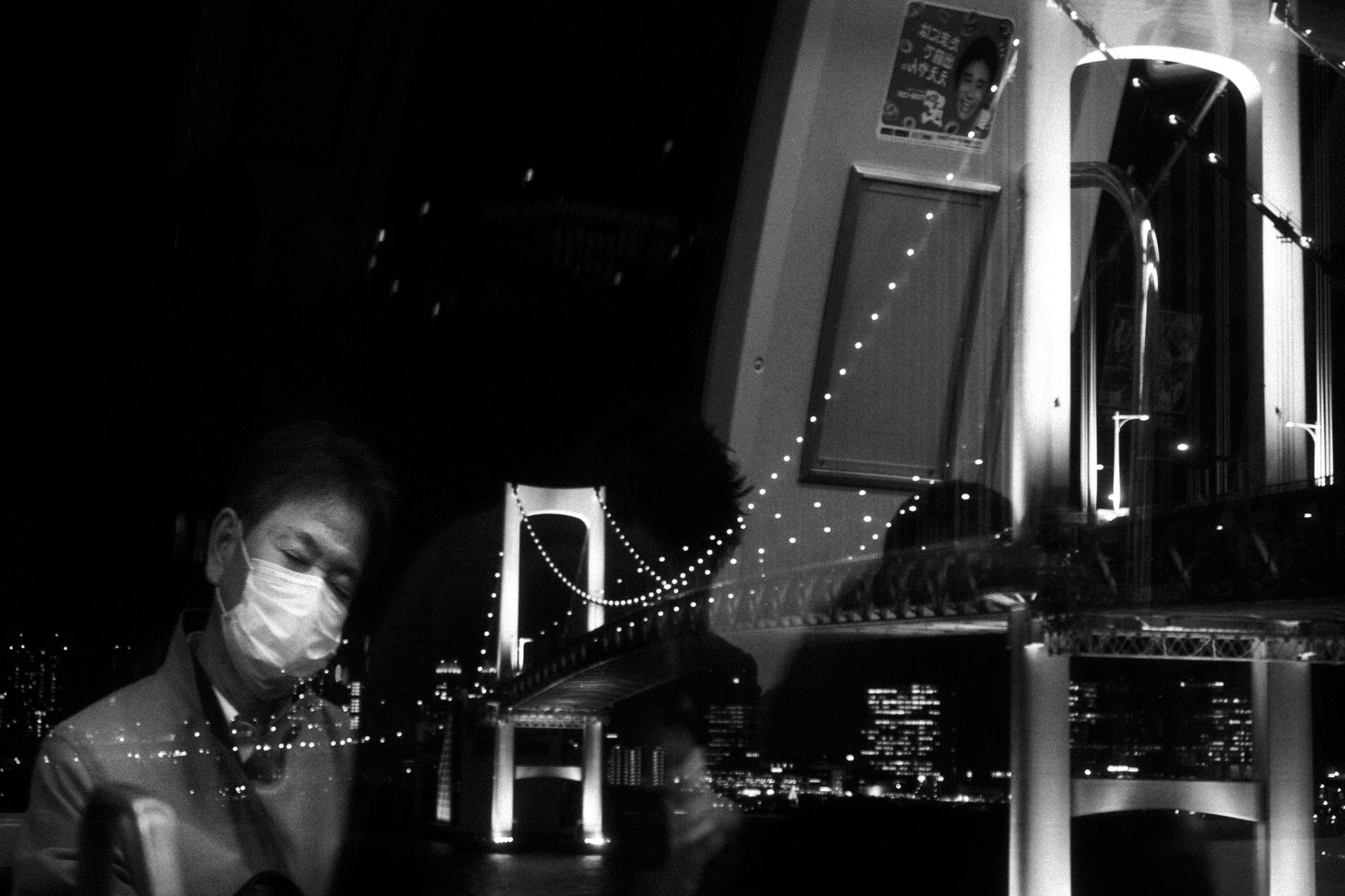 covid 19 tokyo bat on trong hai mau den trang