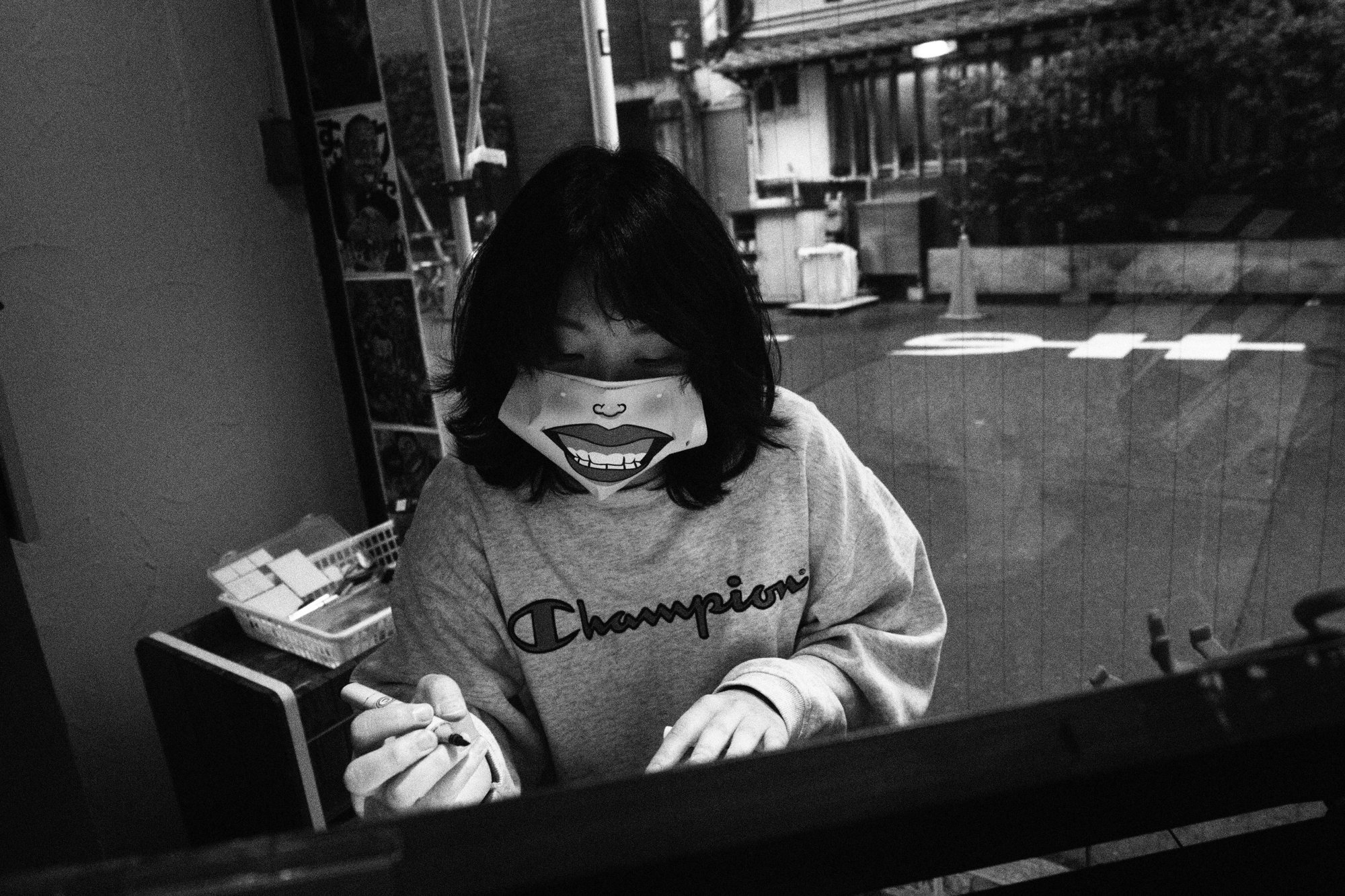 covid 19 tokyo bat on trong hai mau den trang
