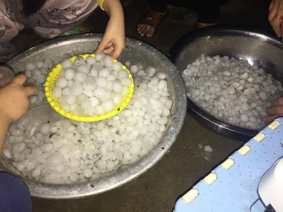 Mưa đá xuất hiện tại nhiều địa phương của miền núi Bắc Bộ mua da to bang bat com trut xuong khap cac tinh mien nui bac bo