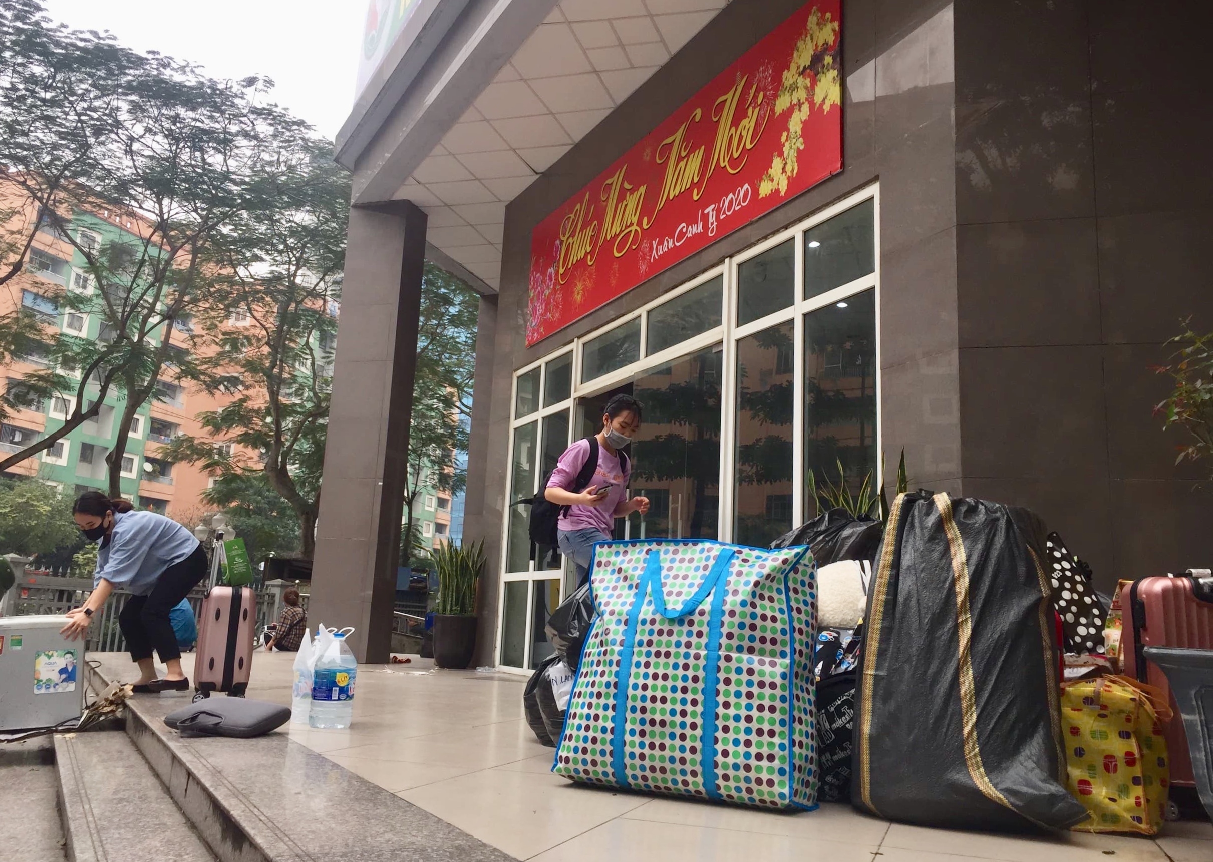 Sinh viên KTX Mỹ Đình dọn đồ giữa đêm, nhường chỗ cho người cách ly Covid-19 sinh vien ktx my dinh don do giua dem nhuong cho cho nguoi cach ly covid 19