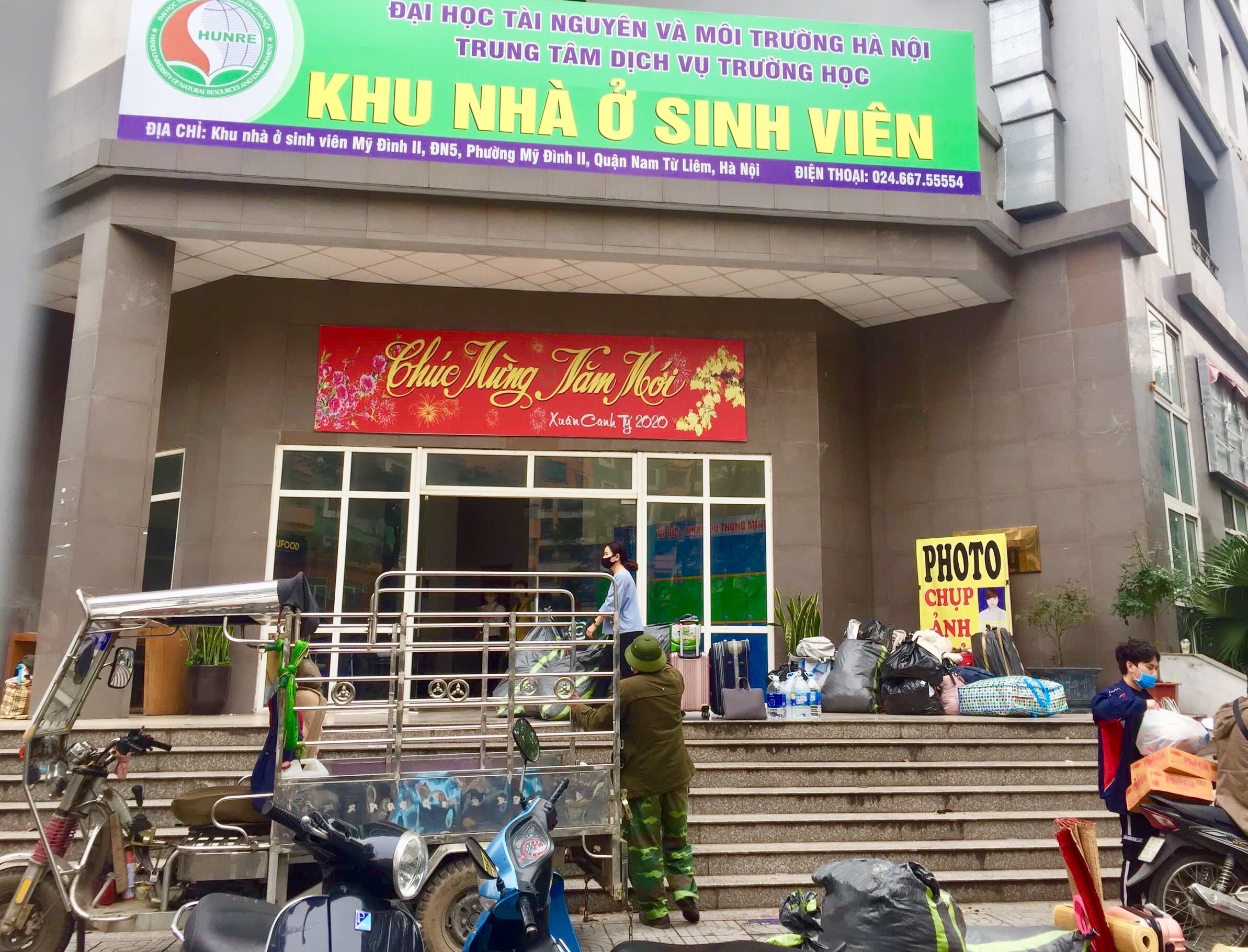 Sinh viên KTX Mỹ Đình dọn đồ giữa đêm, nhường chỗ cho người cách ly Covid-19 sinh vien ktx my dinh don do giua dem nhuong cho cho nguoi cach ly covid 19