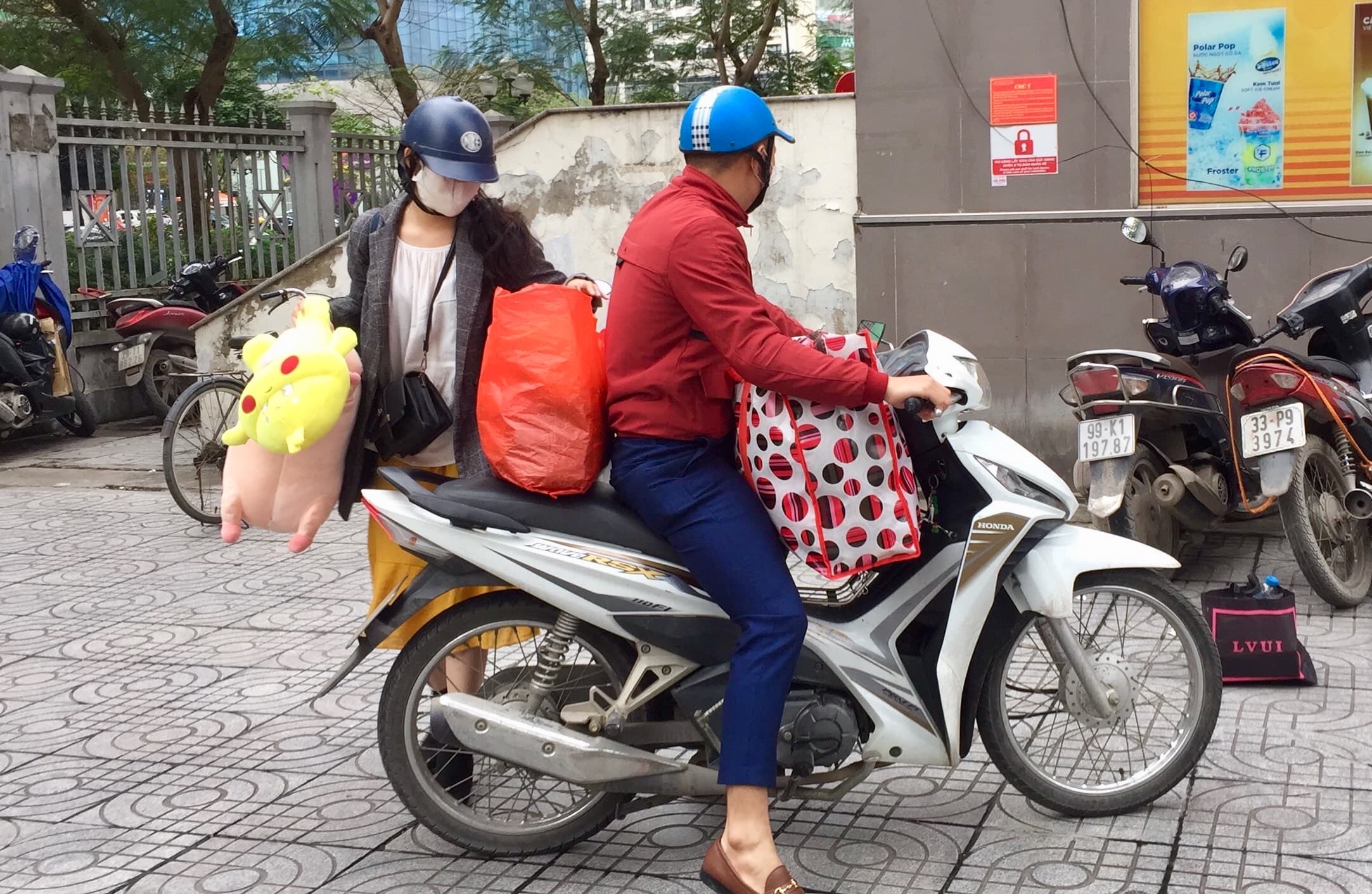 Sinh viên KTX Mỹ Đình dọn đồ giữa đêm, nhường chỗ cho người cách ly Covid-19 sinh vien ktx my dinh don do giua dem nhuong cho cho nguoi cach ly covid 19