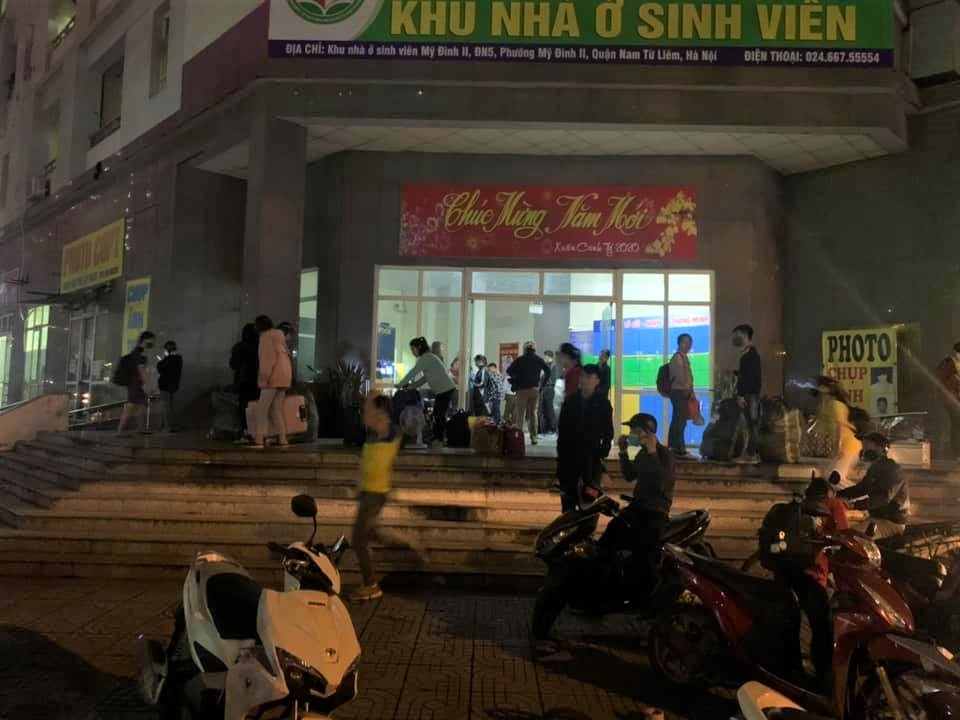 Sinh viên KTX Mỹ Đình dọn đồ giữa đêm, nhường chỗ cho người cách ly Covid-19 sinh vien ktx my dinh don do giua dem nhuong cho cho nguoi cach ly covid 19