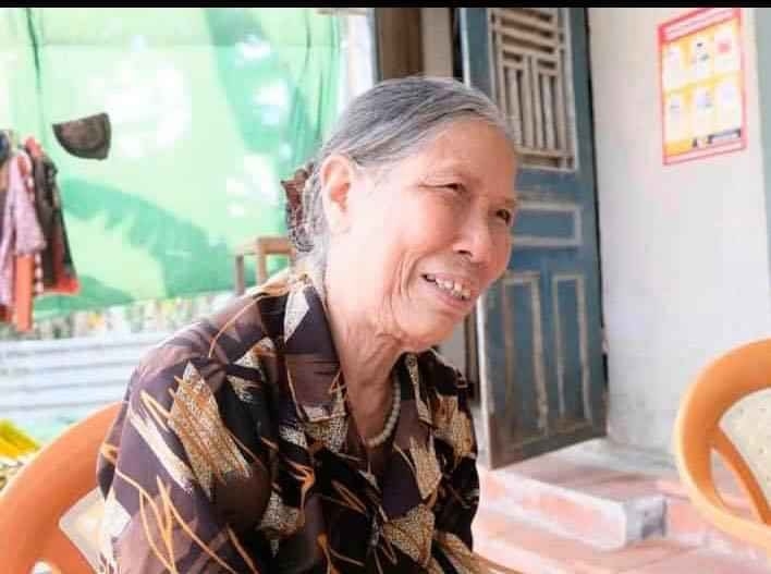 Bà mẹ liệt sĩ U80 đạp xe lên xã ủng hộ tiền chống dịch Covid-19 ba me liet si u80 dap xe len xa ung ho tien chong dich covid 19
