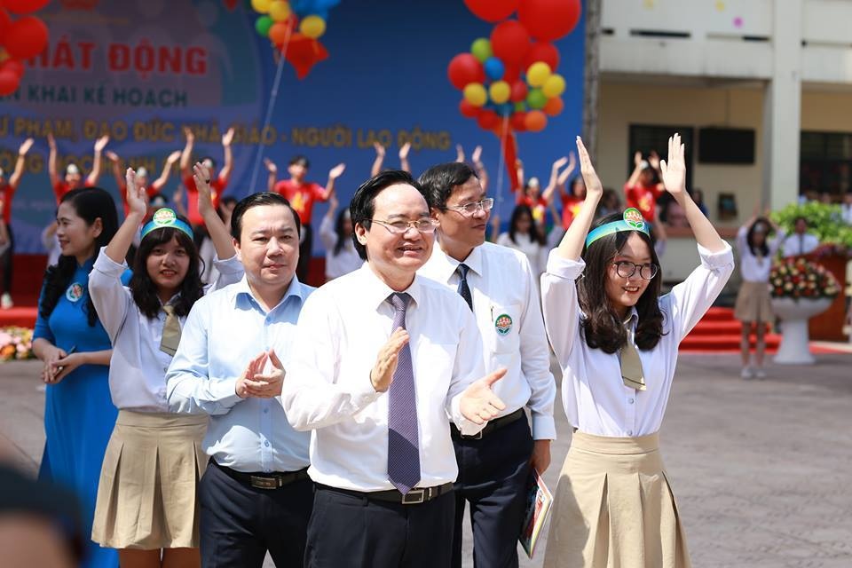 Bộ trưởng Phùng Xuân Nhạ hòa mình vào điệu nhảy flashmob của học sinh bo truong phung xuan nha hoa minh vao dieu nhay flashmob cua hoc sinh