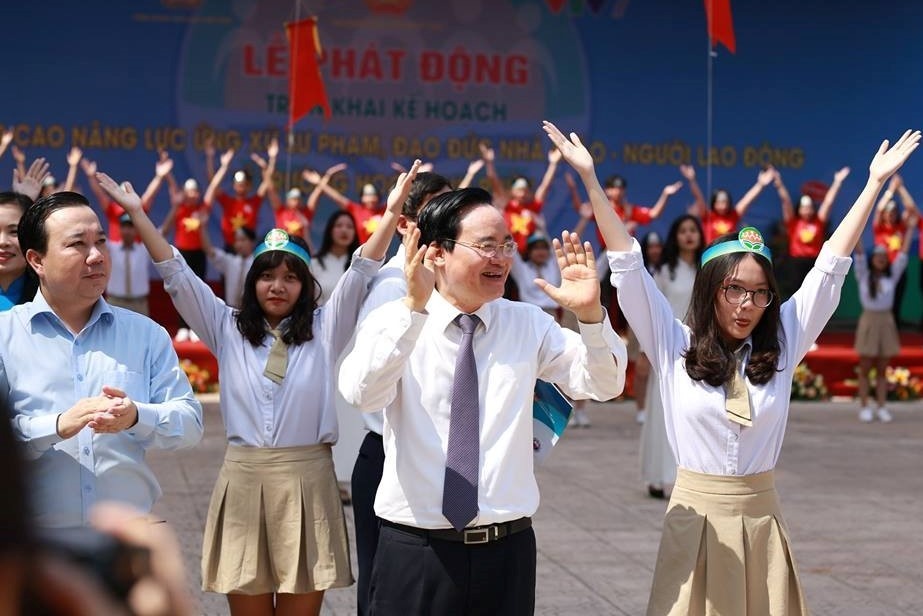Bộ trưởng Phùng Xuân Nhạ hòa mình vào điệu nhảy flashmob của học sinh bo truong phung xuan nha hoa minh vao dieu nhay flashmob cua hoc sinh