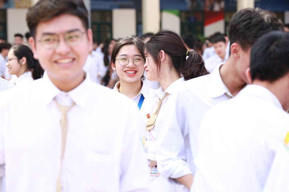 Bộ trưởng Phùng Xuân Nhạ hòa mình vào điệu nhảy flashmob của học sinh bo truong phung xuan nha hoa minh vao dieu nhay flashmob cua hoc sinh