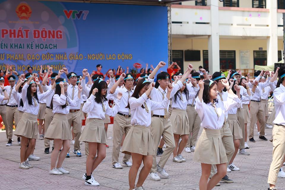 Bộ trưởng Phùng Xuân Nhạ hòa mình vào điệu nhảy flashmob của học sinh bo truong phung xuan nha hoa minh vao dieu nhay flashmob cua hoc sinh