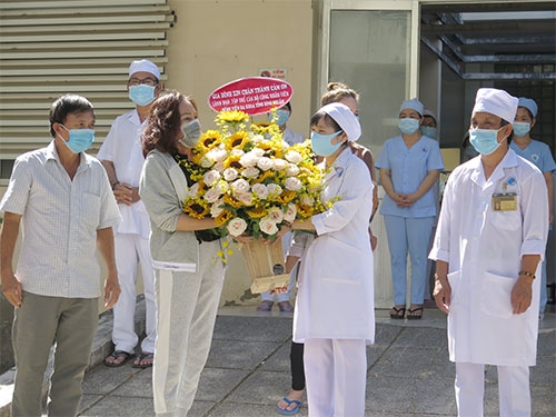 Bệnh nhân 34 “siêu lây nhiễm” và cả gia đình khỏi bệnh Covid-19 benh nhan 34 sieu lay nhiem va ca gia dinh khoi benh covid 19