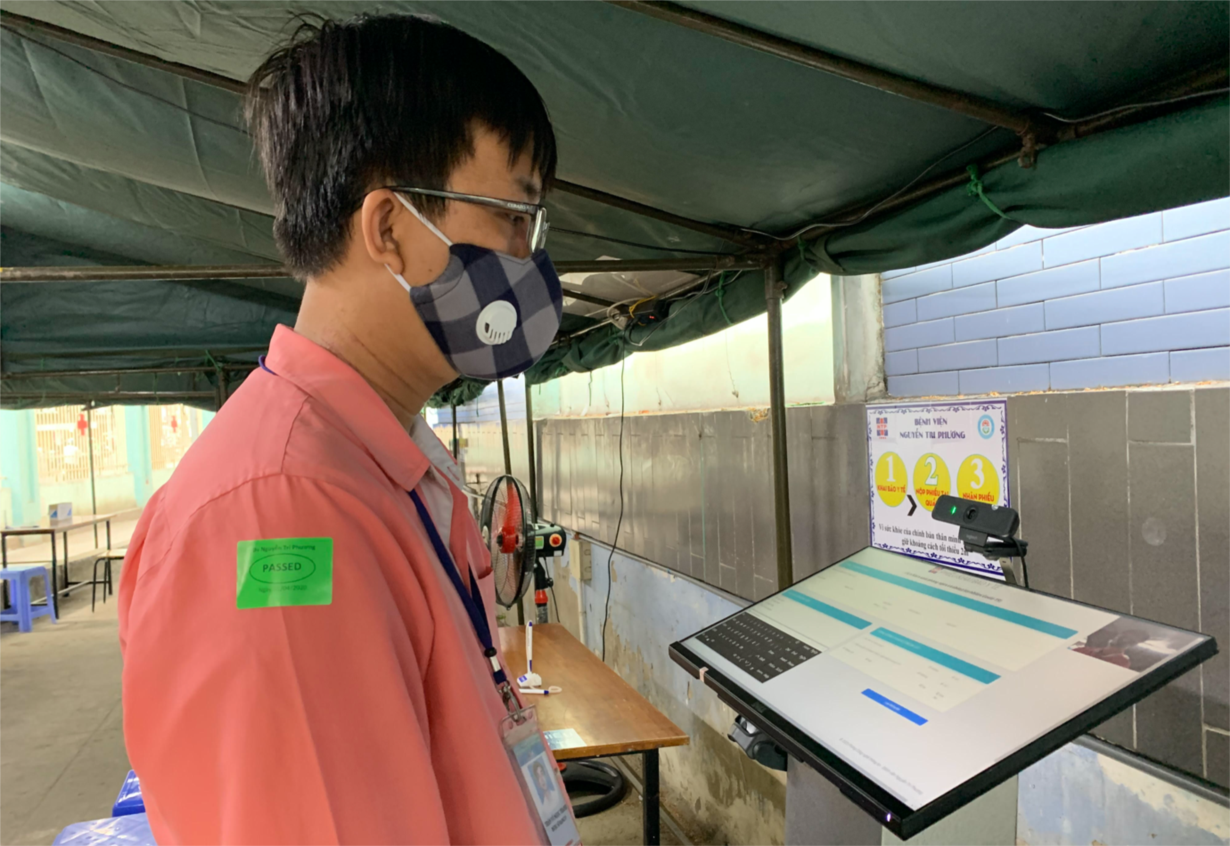 Bệnh viện Nhi đồng 1 trang bị máy sát khuẩn tay tự động phòng COVID-19 benh vien nhi dong 1 trang bi may sat khuan tay tu dong phong covid 19