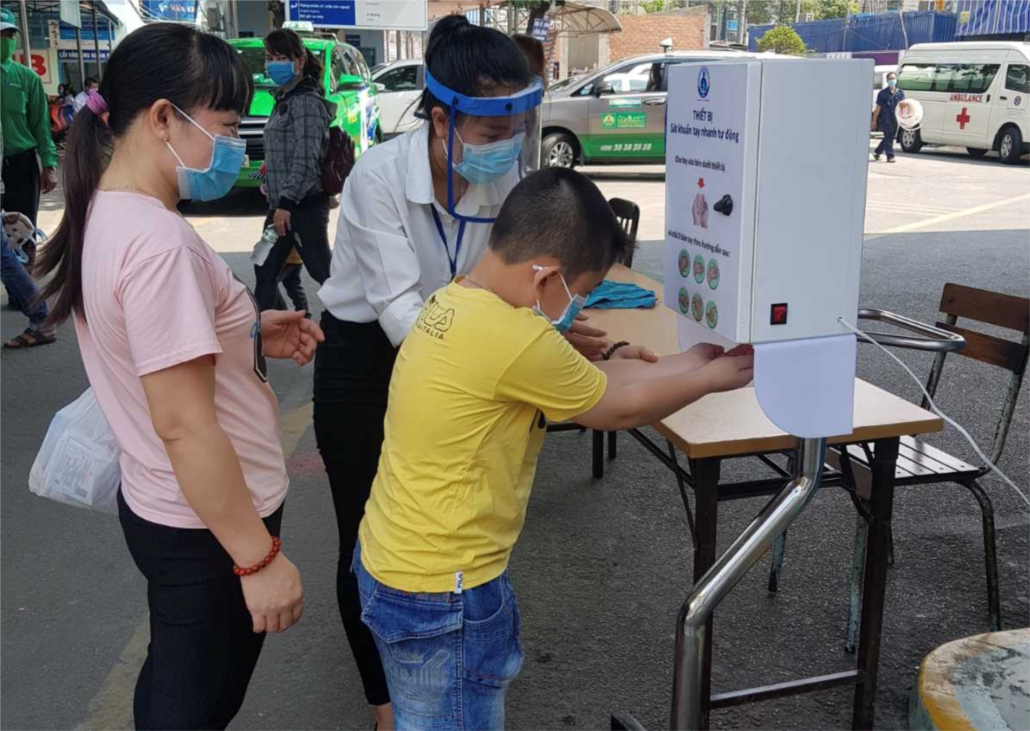 Bệnh viện Nhi đồng 1 trang bị máy sát khuẩn tay tự động phòng COVID-19 benh vien nhi dong 1 trang bi may sat khuan tay tu dong phong covid 19