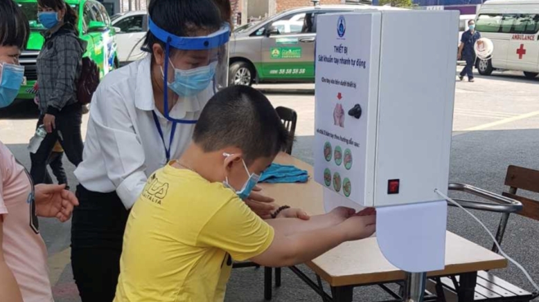 bac si om nhau khoc vi benh nhan covid 19 cuoi cung xet nghiem am tinh
