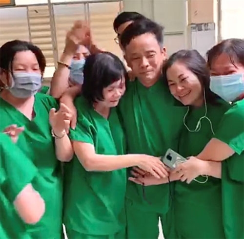 bac si om nhau khoc vi benh nhan covid 19 cuoi cung xet nghiem am tinh