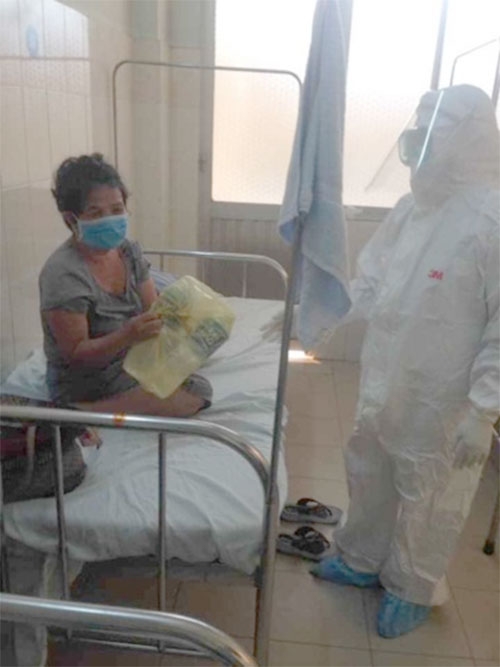bac si om nhau khoc vi benh nhan covid 19 cuoi cung xet nghiem am tinh