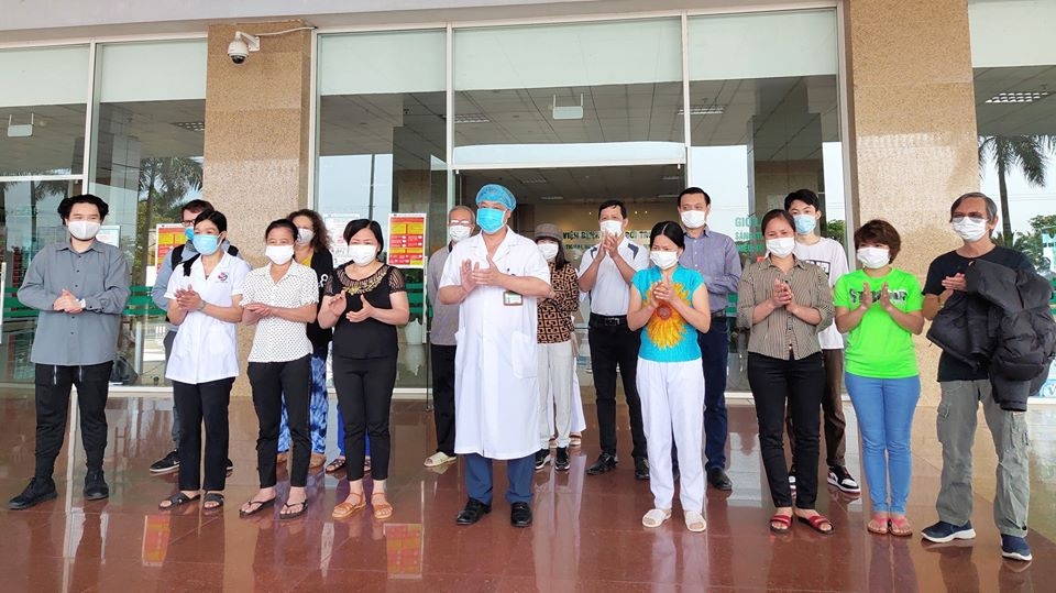 COVID-19: Hai bệnh nhân nặng phải thở máy đã khỏi bệnh covid 19 hai benh nhan nang phai dat ong tho may da khoi benh