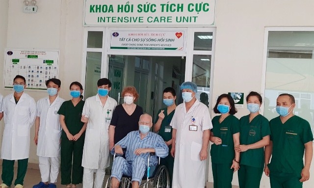 COVID-19: Hai bệnh nhân nặng phải thở máy đã khỏi bệnh covid 19 hai benh nhan nang phai dat ong tho may da khoi benh