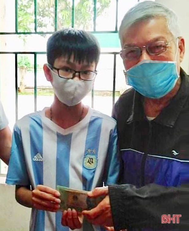 Bộ Giáo dục tặng bằng khen học sinh nhặt được 50 triệu đồng trả lại người mất bo giao duc tang bang khen hoc sinh nhat duoc 50 trieu dong tra lai nguoi mat