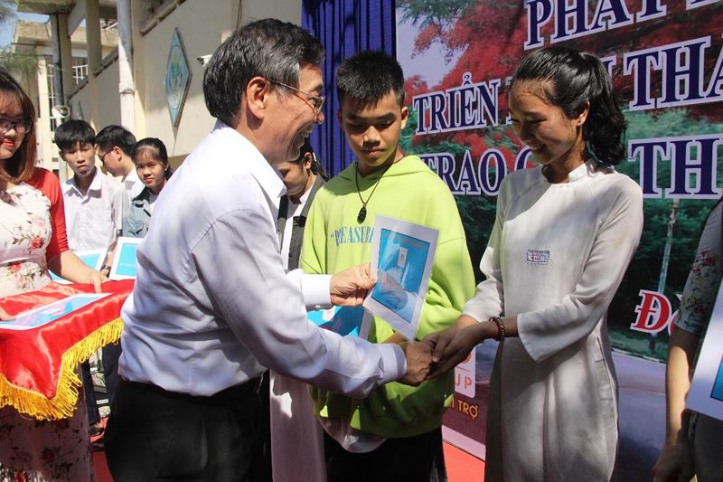 “Học bổng AIC nâng bước em vươn đến giấc mơ lên giảng đường” hoc bong aic nang buoc em vuon den giac mo len giang duong