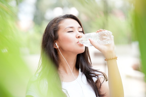 Uống nước đúng cách trong mùa hè để ngừa bệnh thận uong nuoc dung cach trong mua he de ngua benh than