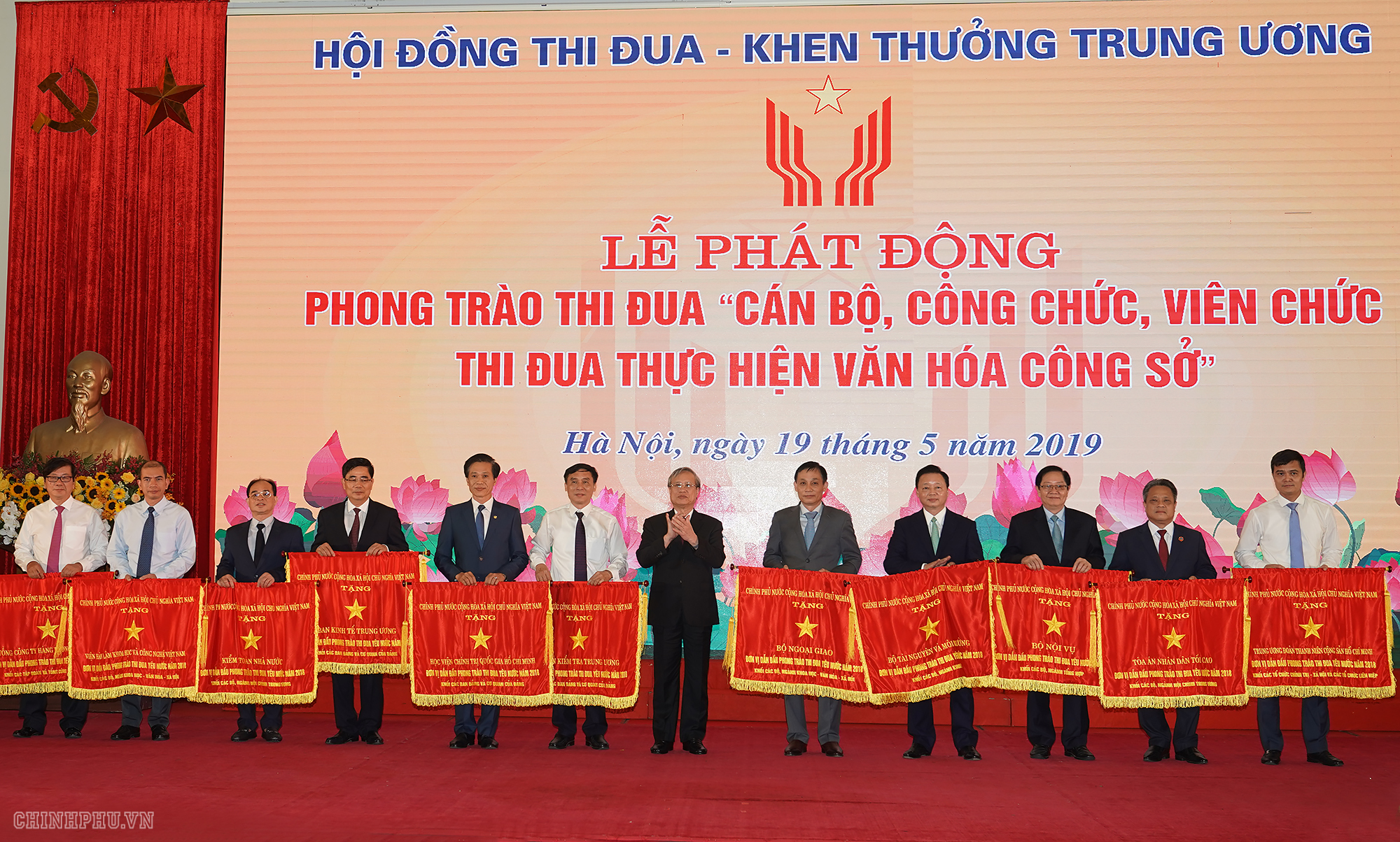 Thủ tướng Nguyễn Xuân Phúc: Cần xóa bỏ ngay thứ văn hóa không nhúc nhích thu tuong can xoa bo ngay thu van hoa khong nhuc nhich
