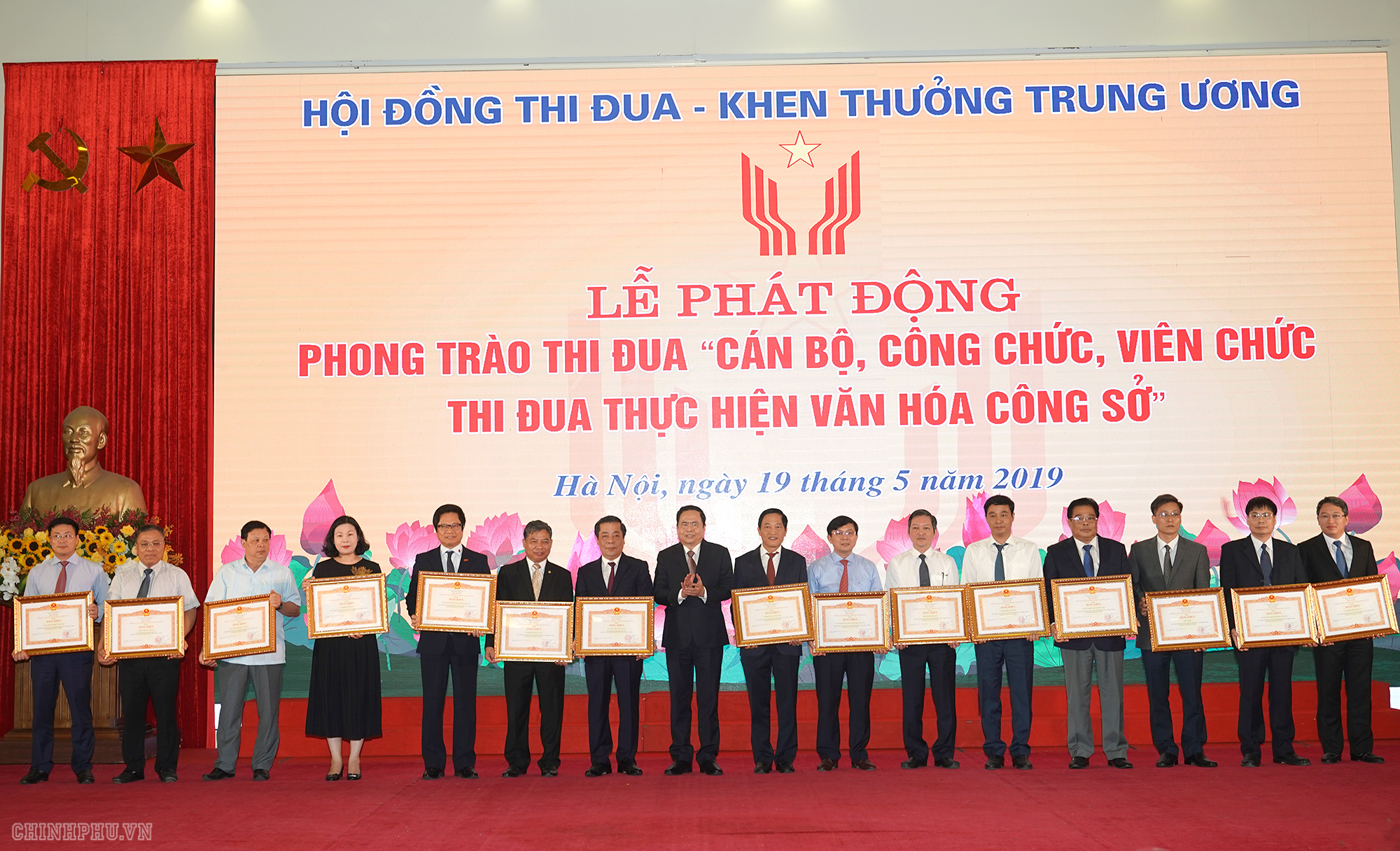 Thủ tướng Nguyễn Xuân Phúc: Cần xóa bỏ ngay thứ văn hóa không nhúc nhích thu tuong can xoa bo ngay thu van hoa khong nhuc nhich