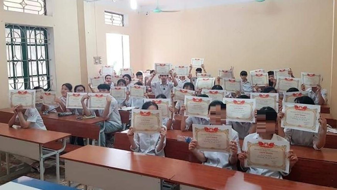 truong day kieu gi ma 4243 em mot lop co giay khen hoc sinh gioi 77800