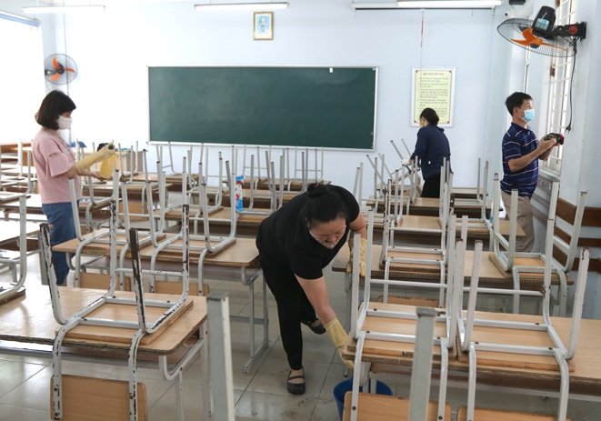 Hà Nội: Giáo viên, phụ huynh lau dọn trường lớp đón học sinh trở lại học tập ha noi giao vien phu huynh lau don truong lop don hoc sinh tro lai hoc tap