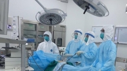 COVID-19: Phi công ngưởi Anh tràn khí màng phổi, tiên lượng nặng
