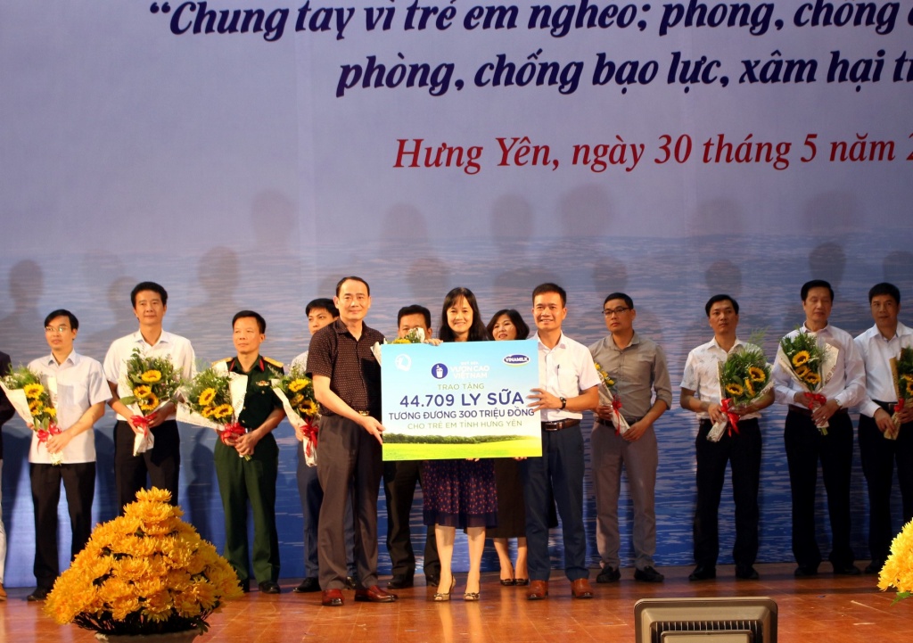 Quỹ sữa vươn cao Việt Nam và Vinamilk trao tặng gần 45.000 ly sữa cho trẻ em Hưng Yên quy sua vuon cao viet nam va vinamilk trao tang gan 45000 ly sua cho tre em hung yen