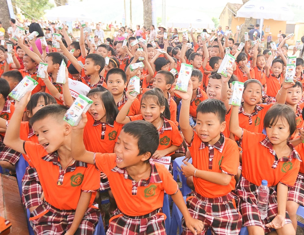 Quỹ sữa vươn cao Việt Nam và Vinamilk trao tặng gần 45.000 ly sữa cho trẻ em Hưng Yên quy sua vuon cao viet nam va vinamilk trao tang gan 45000 ly sua cho tre em hung yen