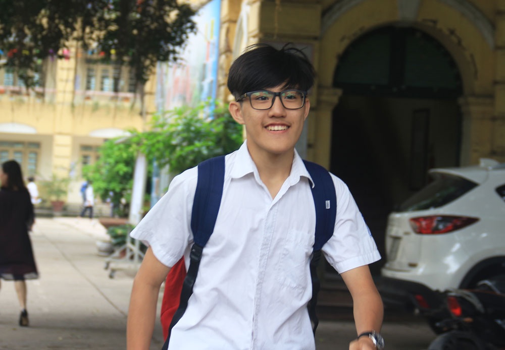 Thi tuyển sinh lớp 10 Hà Nội: Thí sinh cười rạng rỡ sau môn thi Tiếng Anh, Lịch sử thi tuyen sinh lop 10 ha noi thi sinh cuoi tit mat sau mon thi tieng anh lich su
