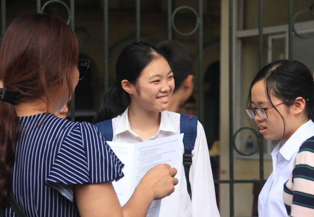 Thi tuyển sinh lớp 10 Hà Nội: Thí sinh cười rạng rỡ sau môn thi Tiếng Anh, Lịch sử thi tuyen sinh lop 10 ha noi thi sinh cuoi tit mat sau mon thi tieng anh lich su