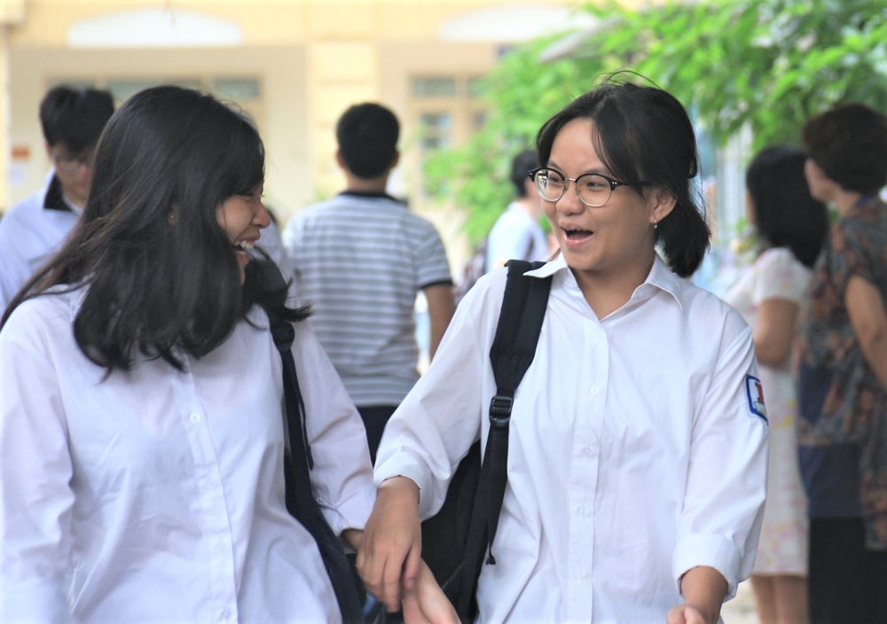 Thi tuyển sinh lớp 10 Hà Nội: Thí sinh cười rạng rỡ sau môn thi Tiếng Anh, Lịch sử thi tuyen sinh lop 10 ha noi thi sinh cuoi tit mat sau mon thi tieng anh lich su