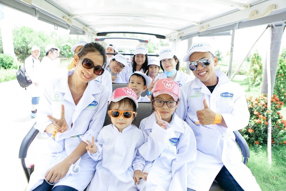 Vinamilk tổ chức cho con em nhân viên thăm resort bò sữa vinamilk to chuc cho con em nhan vien tham resort bo sua