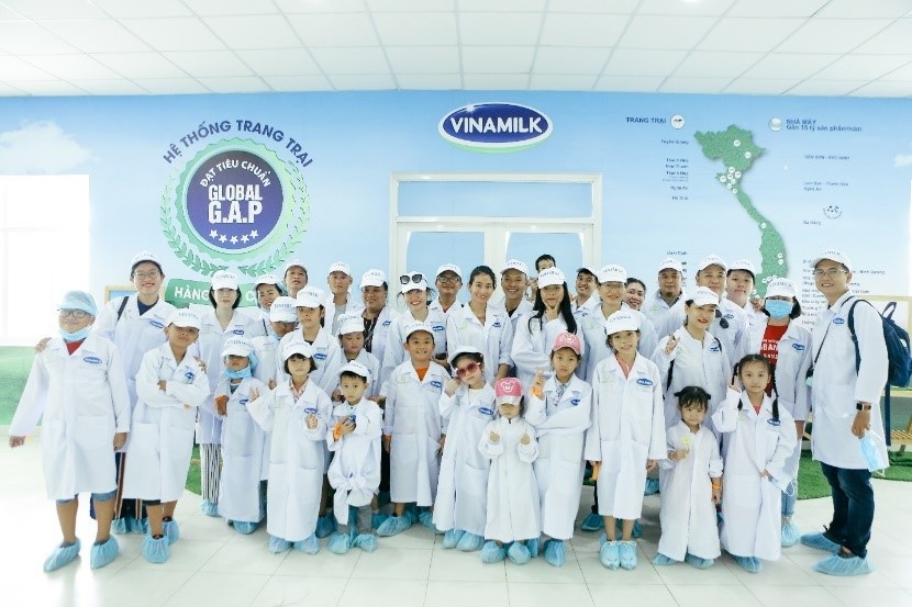 Vinamilk tổ chức cho con em nhân viên thăm resort bò sữa vinamilk to chuc cho con em nhan vien tham resort bo sua