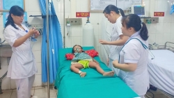 be 5 tuoi hoc xuong ga 2 nam sau gia dinh moi phat hien