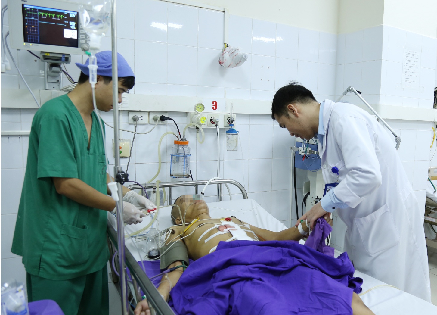 Hy hữu: Bệnh nhân bị cọc dài 1m đâm xuyên thấu người do trượt ngã từ cây hy huu benh nhan bi coc dai 1m dam xuyen thau nguoi do truot nga tu cay