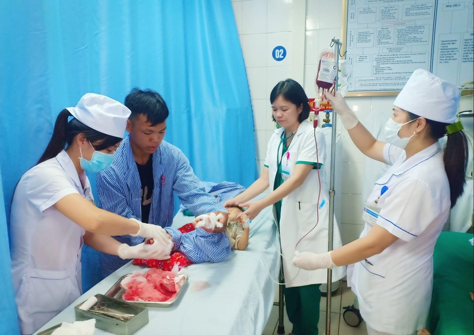 Bé 2 tuổi bị máy cắt cỏ cắt nát 2 bàn chân be 2 tuoi bi may cat co cat nat 2 ban chan