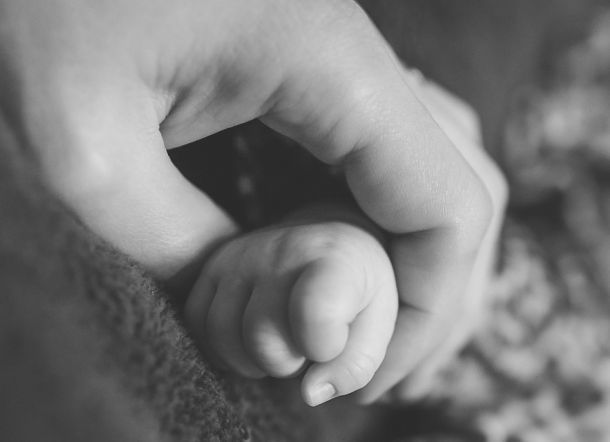 Bố mẹ cho uống mật ong 2 lần mỗi ngày, bé trai 6 tháng tuổi tử vong bo me cho uong mat ong 2 lan moi ngay be trai 6 thang tuoi tu vong