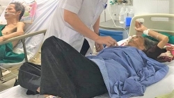 ha noi nuot khay sim dien thoai be 2 tuoi phai nhap vien cap cuu khan cap
