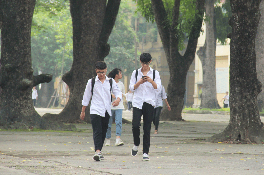 Đề thi Toán dễ thở, thí sinh rạng rỡ kết thúc môn thi thứ hai de thi toan de tho thi sinh rang ro ket thuc mon thi thu hai