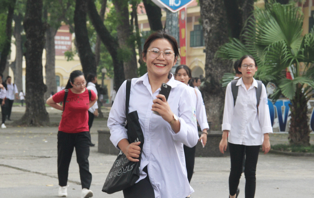 Đề thi Toán dễ thở, thí sinh rạng rỡ kết thúc môn thi thứ hai de thi toan de tho thi sinh rang ro ket thuc mon thi thu hai