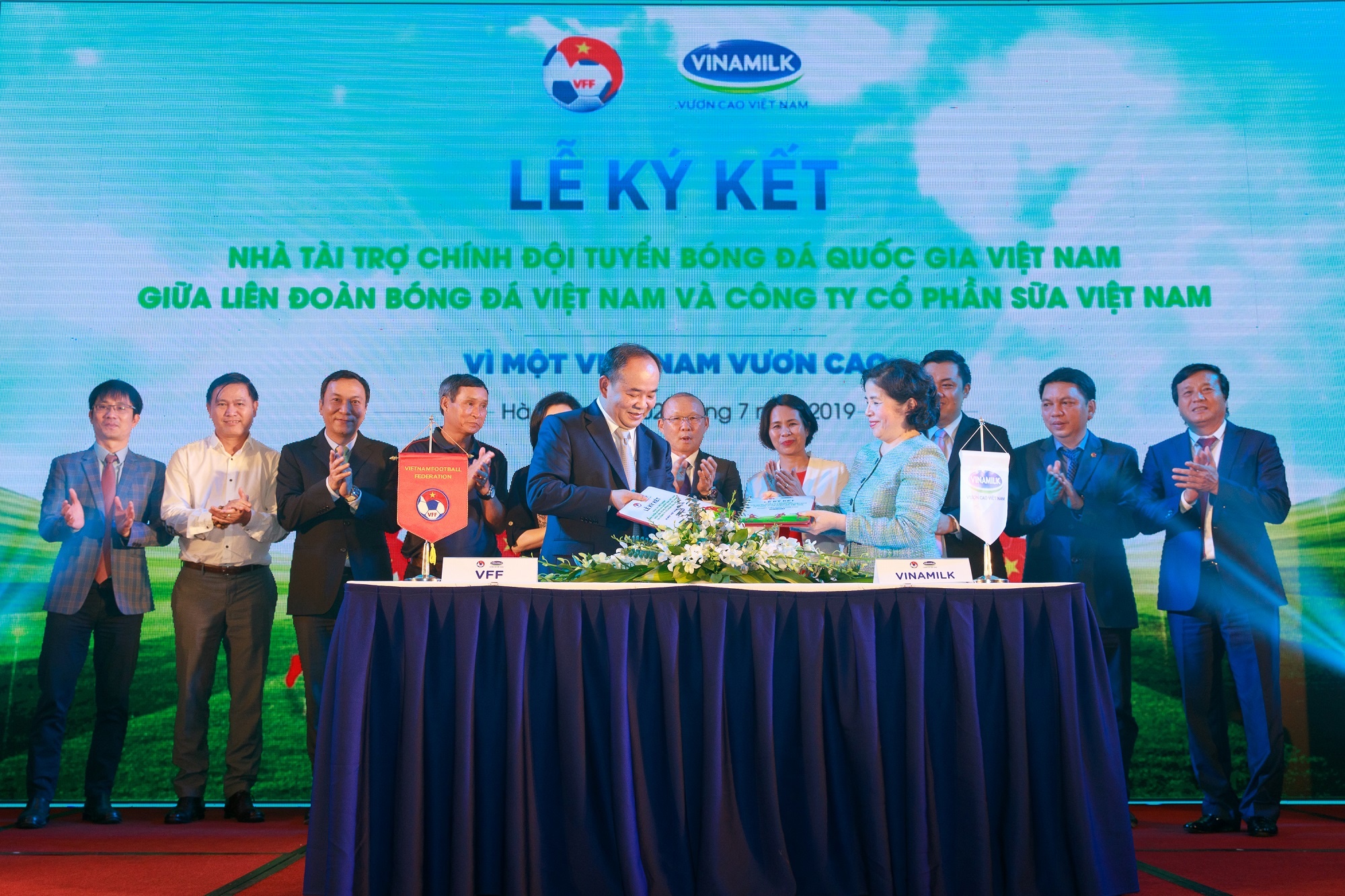 vinamilk tai tro chinh cho doi tuyen bong da quoc gia viet nam
