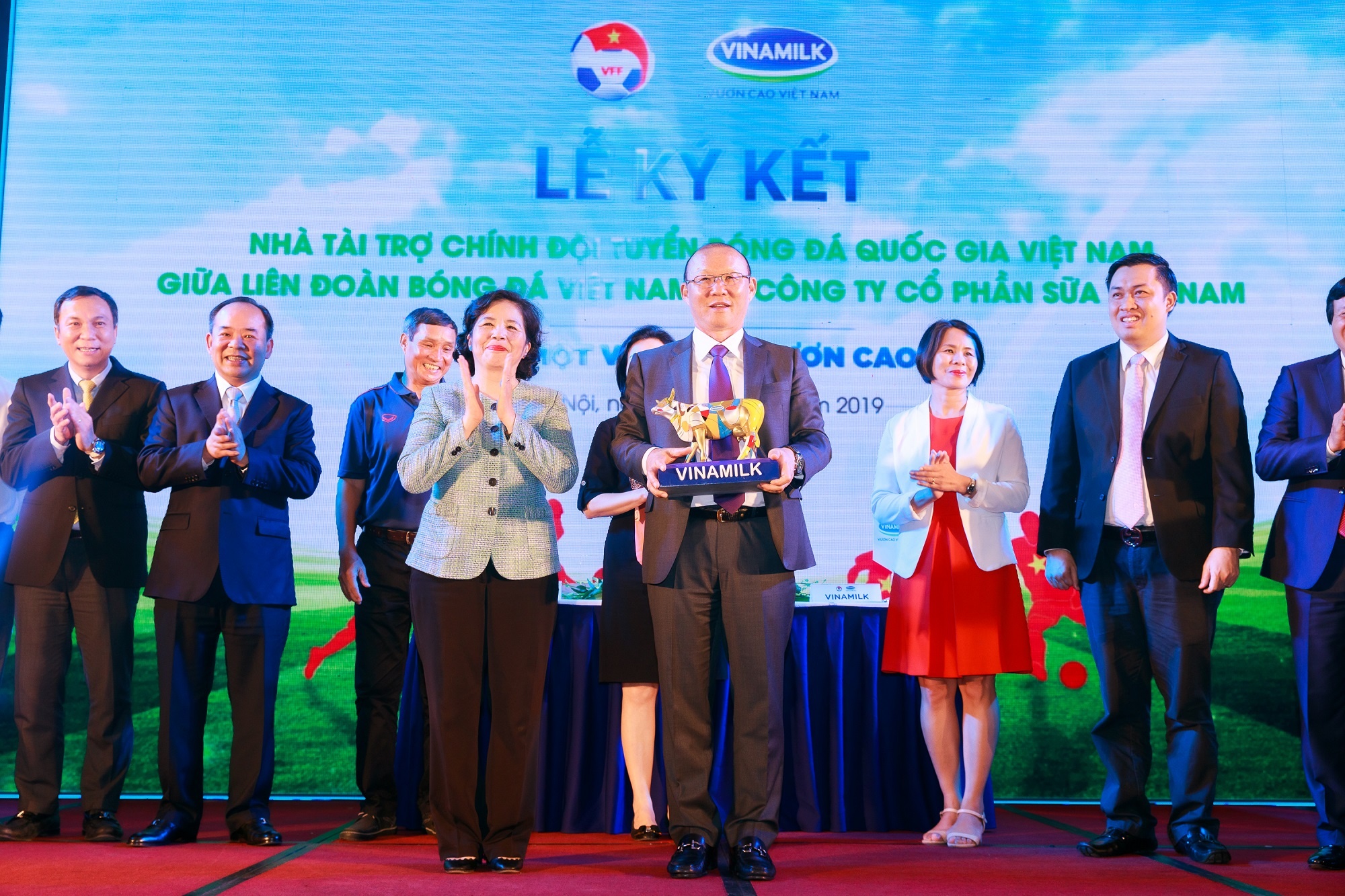 vinamilk tai tro chinh cho doi tuyen bong da quoc gia viet nam