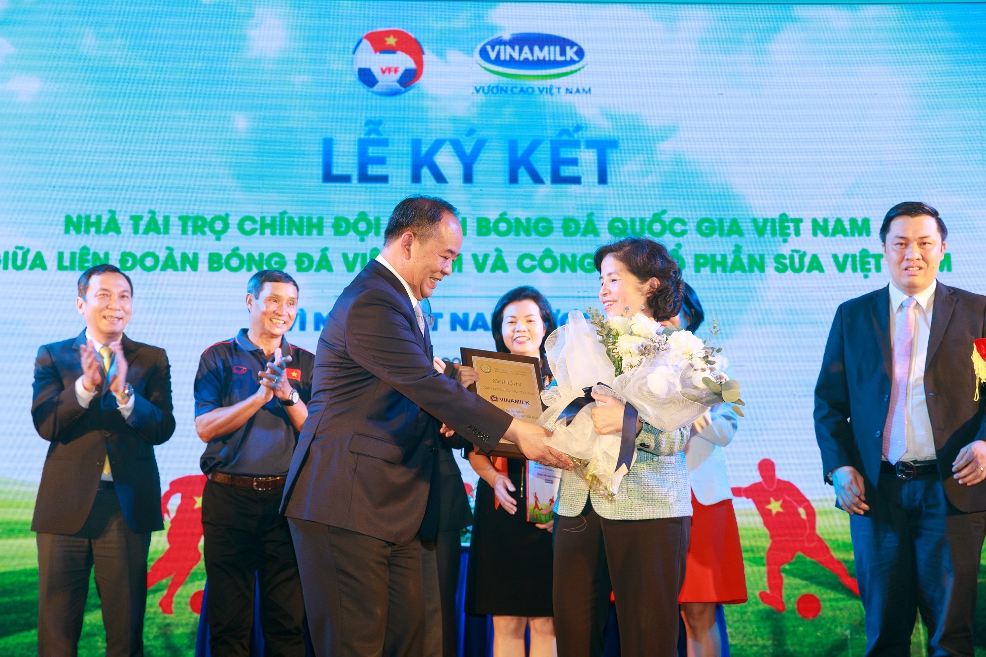 vinamilk tai tro chinh cho doi tuyen bong da quoc gia viet nam