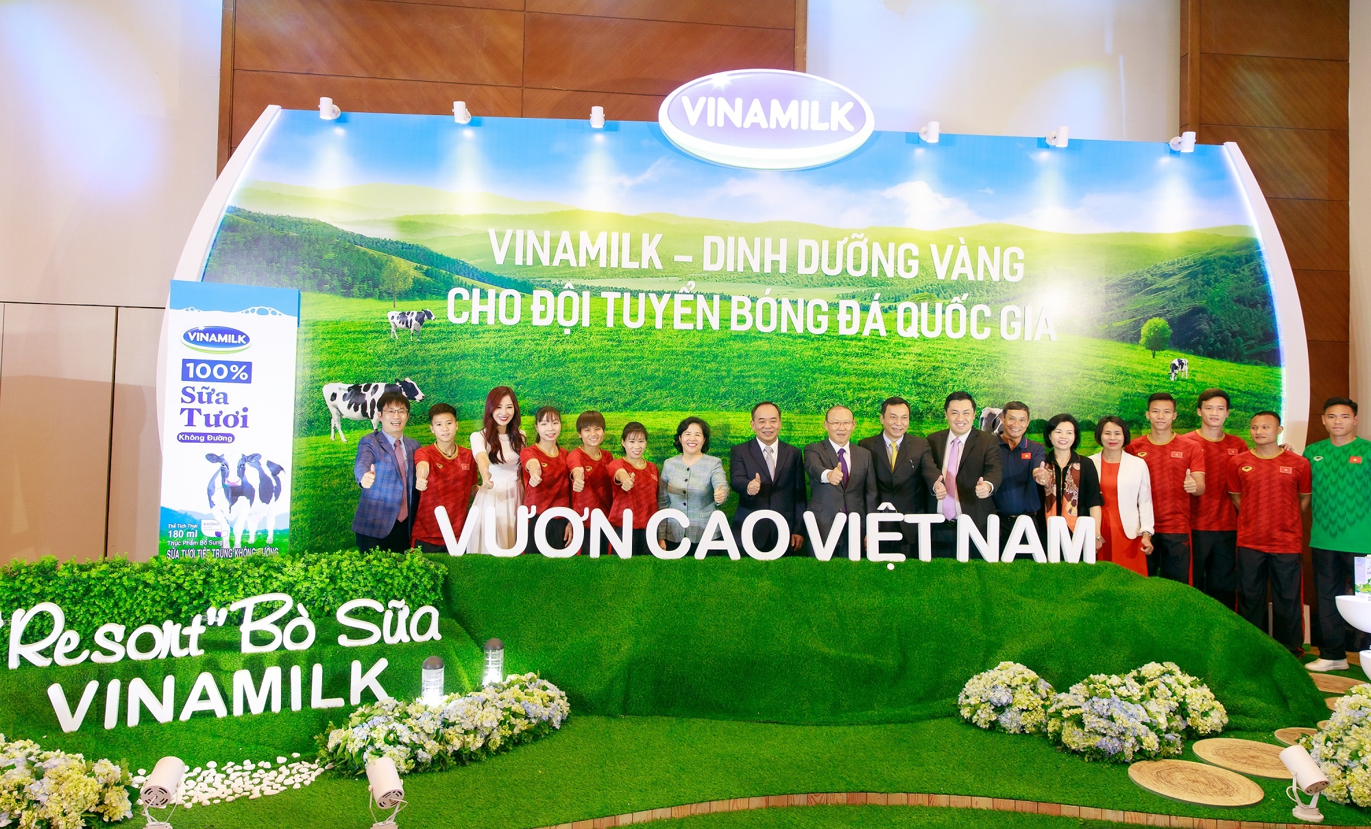 vinamilk tai tro chinh cho doi tuyen bong da quoc gia viet nam