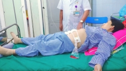 san phu sap sinh bi tai xe taxi duoi xuong giua duong vi so xui xeo