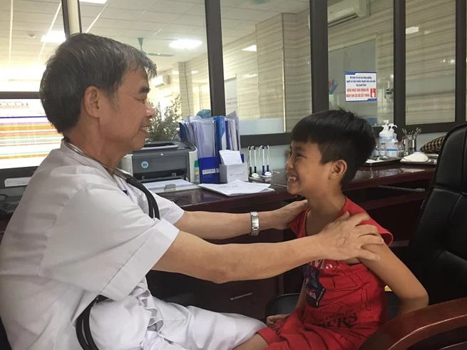Ngủ trong điều hòa lạnh, bé trai 8 tuổi bị liệt nửa mặt ngu trong dieu hoa lanh be trai 8 tuoi bi liet co mat