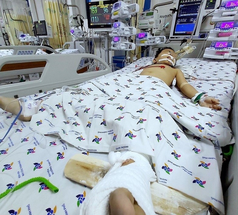 Rơi từ tầng 12 xuống đất, bé trai 5 tuổi thoát chết kì diệu roi tu tang 12 xuong dat be trai 5 tuoi thoat chet ki dieu